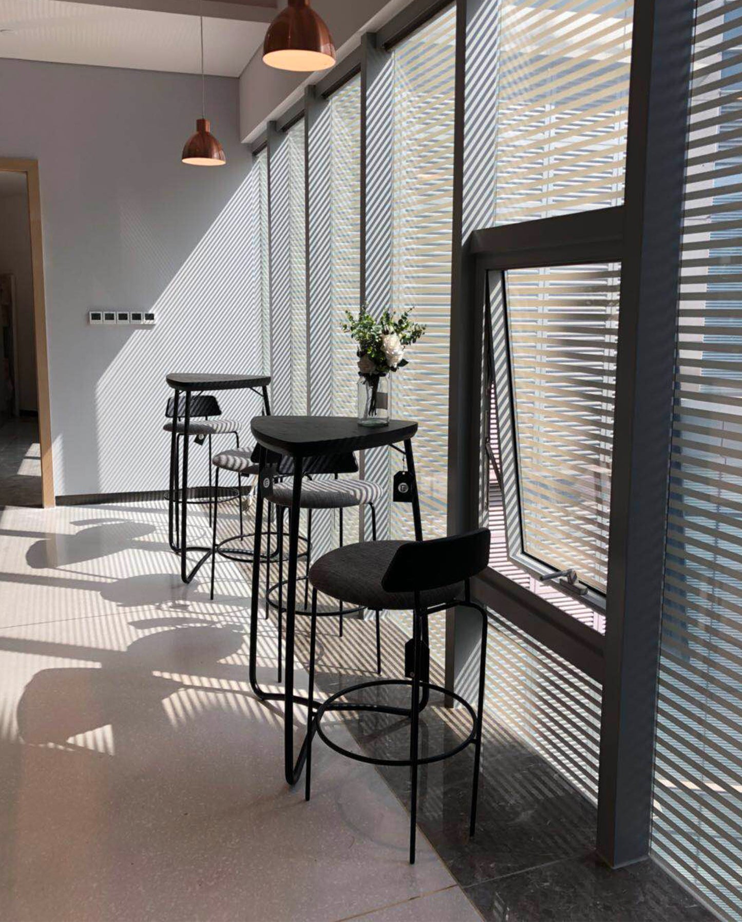 Loop Bar Table